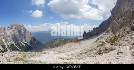 Mugoni's petite montagne Sud groupe Cima (sommet du Sud) et col Zigolade comme vu f au milieu du massif du Catinaccio Rosengarten/, Dolomites, Sout Tyro Banque D'Images