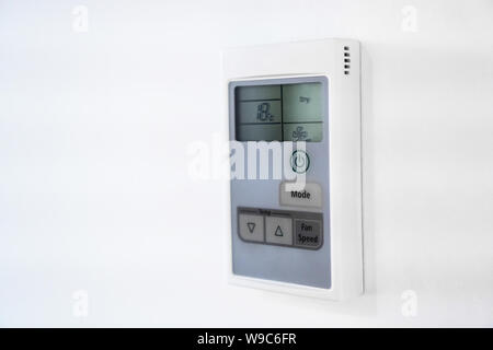 Panneau de commande de climatisation sur le mur. Vue rapprochée. Banque D'Images