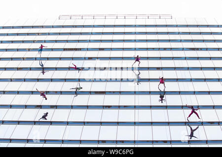 SYDNEY, AUSTRALIE - AOÛT 20,2017 : La compagnie de danse Danse Bandaloop verticale vers le bas du haut d'un gratte-ciel de 290ft Martin Place. Banque D'Images