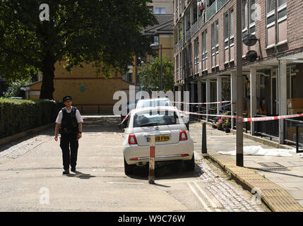 Police à la scène à Munster Square, Camden, Londres du nord-ouest où un jeune homme de 16 ans a été victime d'un coup de poignard mortel tard lundi soir. Banque D'Images