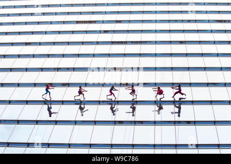 SYDNEY, AUSTRALIE - AOÛT 20,2017 : La compagnie de danse Danse Bandaloop verticale vers le bas du haut d'un gratte-ciel de 290ft Martin Place. Banque D'Images