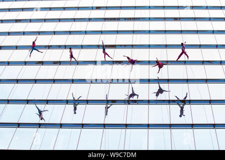 SYDNEY, AUSTRALIE - AOÛT 20,2017 : La compagnie de danse Danse Bandaloop verticale vers le bas du haut d'un gratte-ciel de 290ft Martin Place. Banque D'Images