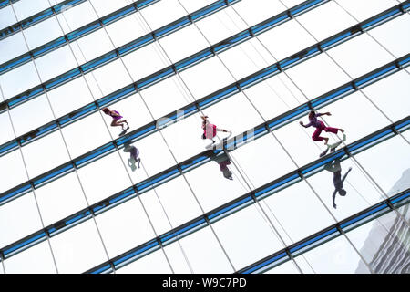 SYDNEY, AUSTRALIE - AOÛT 20,2017 : La compagnie de danse Danse Bandaloop verticale vers le bas du haut d'un gratte-ciel de 290ft Martin Place. Banque D'Images