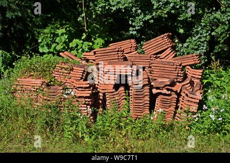 Toit de tuiles orange empilées dans l'arrière-cour d'une maison de montagne dans le nord du Monténégro. Banque D'Images