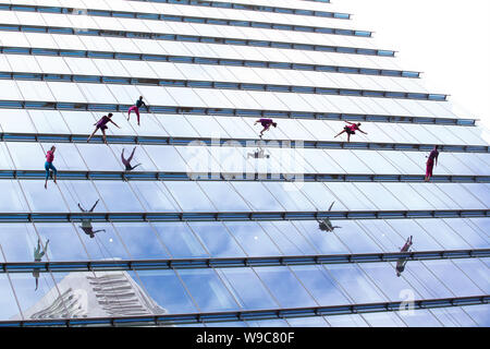 SYDNEY, AUSTRALIE - AOÛT 20,2017 : La compagnie de danse Danse Bandaloop verticale vers le bas du haut d'un gratte-ciel de 290ft Martin Place. Banque D'Images