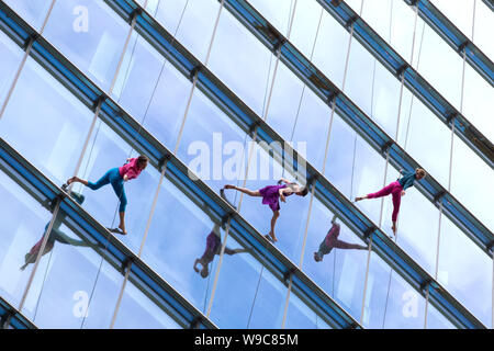 SYDNEY, AUSTRALIE - AOÛT 20,2017 : La compagnie de danse Danse Bandaloop verticale vers le bas du haut d'un gratte-ciel de 290ft Martin Place. Banque D'Images