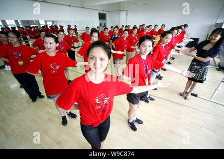 Rituel chinois pour exercer au cours d'une session de formation de l'étiquette pour le 11e Jeux nationaux de Chine à Qingdao, province du Shandong, Chine de l'Est Banque D'Images