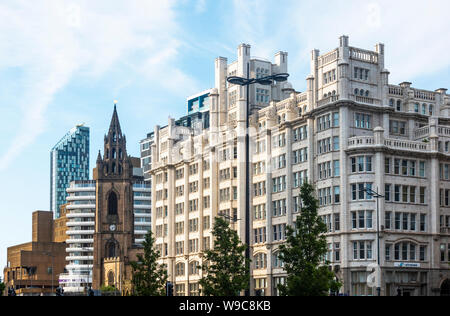 Un mélange de styles de conception architecturale vu à Liverpool Banque D'Images