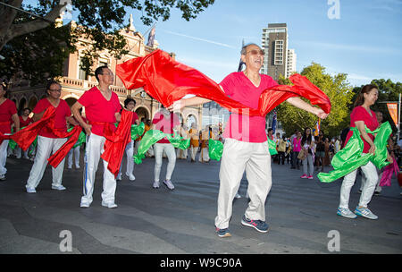SYDNEY, AUSTRALIE - MARS 10,2017 : danseurs répètent pour la parade d'ouverture pour Parramasala - une grande fête célébrant le multiculturalisme. Il y Banque D'Images