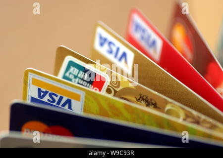 --FILE--Vue sur les cartes de crédit avec les logos de VISA et China UnionPay dans Jinan city, province du Shandong, Chine de l'est 29 mars 2009. Crédit voiture non rémunéré Banque D'Images