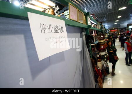 Un décrochage qui est soupçonné de vendre de produits contrefaits est considérée fermée à la marché de la soie à Pékin, Chine, dimanche, 15 février 2009. Huit autres sh Banque D'Images