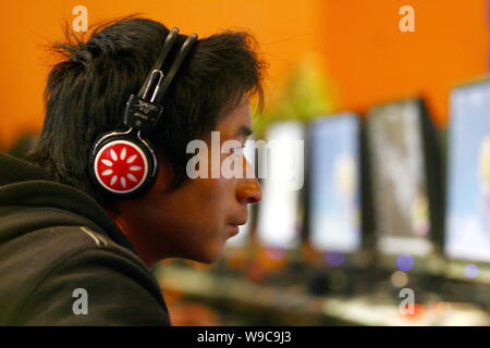 --FILE--un utilisateur de l'Internet chinois joue en ligne jeu à un café Internet dans la ville de Fuyang, Chine de l'est la province de l'Anhui, le 1 février 2009. La Chine a déclaré que Tuesda Banque D'Images