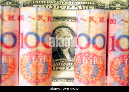 --FILE--photo prise à Shanghai le 22 avril 2008 montre de RMB (renminbi) yuan et dollar des États-Unis (USD) les billets en euros. La Chine est encore d'acheter des quantités record o Banque D'Images