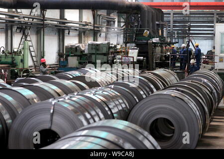 --FILE--Rouleaux de produits sidérurgiques sont vus à l'usine sidérurgique de Tonghua Iron & Steel Group Co., Ltd. à Changchun city, province de Jilin, en Chine du nord-est Banque D'Images