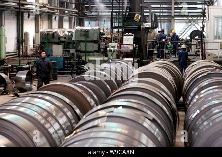 --FILE--Rouleaux de produits sidérurgiques sont vus à l'usine sidérurgique de Tonghua Iron & Steel Group Co., Ltd. à Changchun city, province de Jilin, en Chine du nord-est Banque D'Images