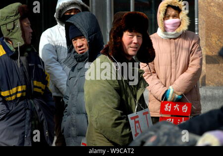 Les travailleurs migrants chinois sans emploi Recherche d'emplois dans le nord-est de la ville de Shenyang, province de Liaoning, Chine, 21 février 2009. Comme la crise du financier Banque D'Images