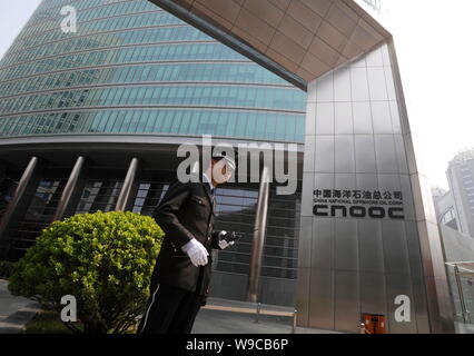 --FILE--un sécurité chinois monte la garde à l'entrée du siège de la CNOOC (China National Offshore Oil Corporation), à Beijing, Chine, 3 Ap Banque D'Images