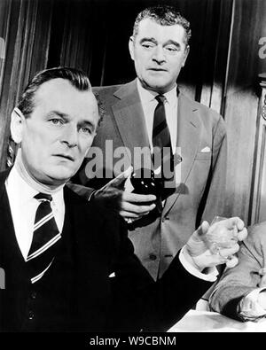 La LIGUE DES GENTLEMEN 1960 British Lion film avec Jack Hawkins à droite et Nigel Patrick Banque D'Images