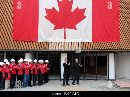 Le premier ministre canadien Stephen Harper, droite, et Mark Rowswell, deuxième à gauche, un artiste canadien connu sous le nom de Dashan en Chine et les Canadas David Wells Banque D'Images