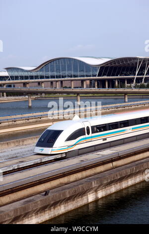 --FILE--un maglev train drives passé l'Aéroport International de Shanghai Pudong à Pudong, Shanghai, Chine, 19 septembre 2008. En raison d'une cons Banque D'Images