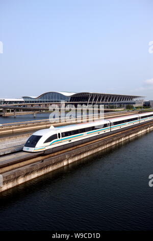 --FILE--un maglev train drives passé l'Aéroport International de Shanghai Pudong à Pudong, Shanghai, Chine, 19 septembre 2008. En raison d'une cons Banque D'Images