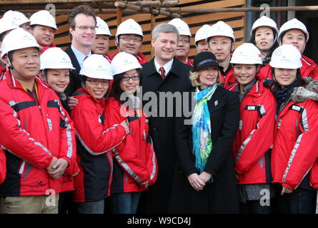 Le premier ministre canadien Stephen Harper, au centre, pose avec les travailleurs chinois au cours de sa visite du chantier de construction du Pavillon du Canada pour l'Ex Banque D'Images