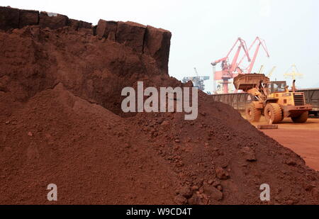 --FILE--Rare Earth à exporter est vu dans le port de Lianyungang dans Xuzhou city, province de Jiangsu, Chine de l'Est, 5 septembre 2009. Banque D'Images