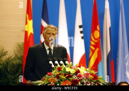L'ancien Premier ministre français Dominique de Villepin s'exprime lors du Forum de haut niveau sur l'Asie du nord-est la coopération économique et commerciale dans la région de Changchun ci Banque D'Images