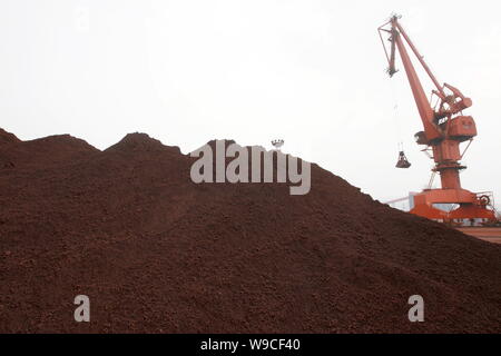 --FILE--Rare Earth à exporter est vu dans le port de Lianyungang dans Xuzhou city, province de Jiangsu, Chine de l'Est, 5 septembre 2009. Banque D'Images