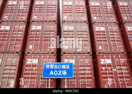 --FILE--conteneurs sont vus à un terminal à conteneurs du port de Lianyungang dans Xuzhou city, province de Jiangsu, Chine de l'Est, 18 août 20 Banque D'Images