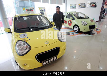 --FILE--une voiture acheteur chinois ressemble à un Geely Geely Panda à une concession dans la ville de Xian, dans la province de Shaanxi, en Chine du nord-ouest 12 septembre 2009. Ford Mo Banque D'Images