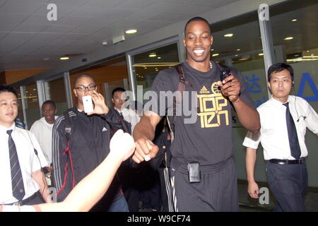 Joueurs NBA Dwight Howard du Magic d'Orlando, deuxième à droite, et Derrick Rose des Chicago Bulls, troisième à gauche, vous arrivez à la communauté de Shanghai Pudong Banque D'Images