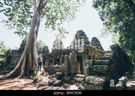 Young blonde woman découvrir les ruines du temple d'Angkor Wat à Siem Reap, Cambodge. Banque D'Images