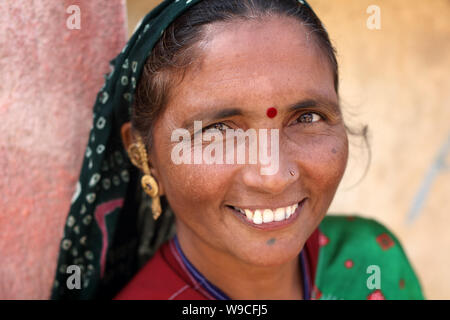 Femme Tribal dans un village rural dans le district de Kutch, Gujarat. Le Kutch région est bien connue pour son la vie tribale et la culture traditionnelle. Banque D'Images