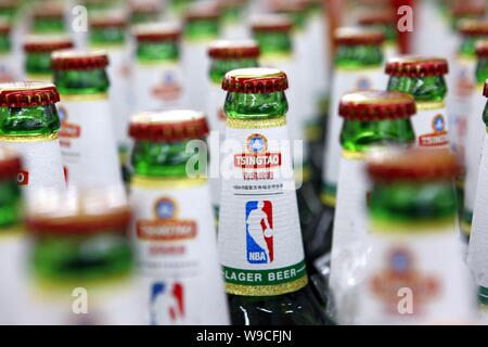 --FILE--bouteilles de bière Tsingtao sont vus en vente dans un supermarché à Shanghai, Chine, le 9 avril 2009. Tsingtao Brewery, Chinas best célèbre marque de bière Banque D'Images