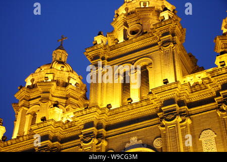 --FILE--vue de la nuit de la cathédrale Saint-Joseph (Église de l'Est) sur la rue commerçante de Wangfujing à Beijing, Chine, 28 août 2008. St Josephs Cathe Banque D'Images