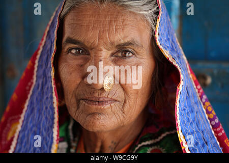 Femme Tribal dans un village rural dans le district de Kutch, Gujarat. Le Kutch région est bien connue pour son la vie tribale et la culture traditionnelle. Banque D'Images