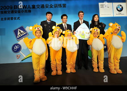 L'Olaf Kastner, retour deuxième à droite, le président-directeur général de BMW Brilliance Automotive Ltd., pose avec les responsables chinois et les enfants à la clôture de ceremon Banque D'Images