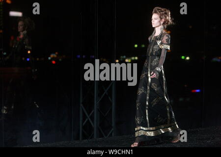 Un modèle des défilés pour afficher la nouvelle collection par le créateur de mode Karl Lagerfeld Chanel durant la Paris Shanghai fashion show au parc Huangpu sur Banque D'Images