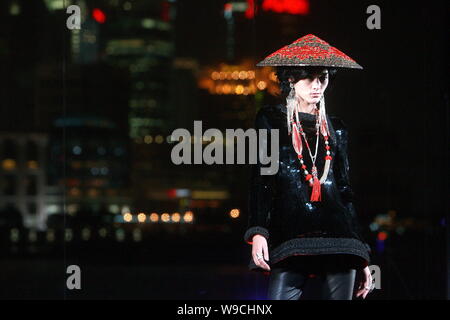 Modèle chinois Pei Bei parades pour afficher la nouvelle collection par le créateur de mode Karl Lagerfeld Chanel durant la Paris Shanghai fashion show à l'Hu Banque D'Images