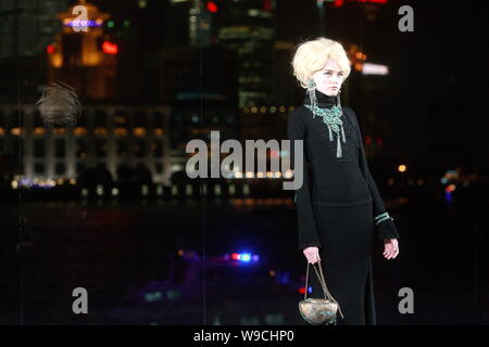 Un modèle des défilés pour afficher la nouvelle collection par le créateur de mode Karl Lagerfeld Chanel durant la Paris Shanghai fashion show au parc Huangpu sur Banque D'Images