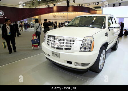 --FILE--visiteurs regarder une Cadillac Escalade hybride de General Motors (GM) sur l'affichage à la 13e Shanghai International Automobile Exhibitio Banque D'Images