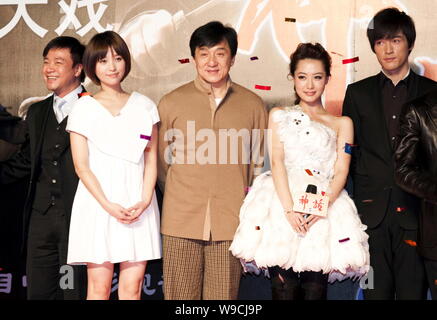 (De gauche) Hong Kong réalisateur Stanley Tong, chanteuse chinoise Jin Sha, Hong Kong superstar kungfu Jackie Chan, l'actrice chinoise Bai Bing et l'acto chinois Banque D'Images