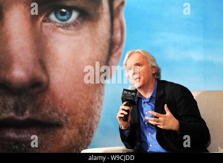 James Cameron parle directeur d'hollywood lors d'une conférence de presse pour le film Avatar, à Beijing, Chine, 23 décembre 2009. Le film Avatar sera mis Banque D'Images