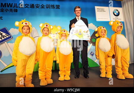 L'Olaf Kastner, troisième à droite, le président-directeur général de BMW Brilliance Automotive Ltd., pose avec les enfants chinois lors de la cérémonie de clôture de la BMW 2009 Ch Banque D'Images