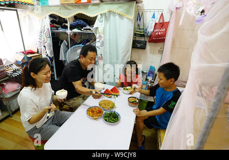 (190813) -- NANCHANG, le 13 août 2019 (Xinhua) -- Tan Hongbo et sa famille ont déjeuner dans leur maison louée à Qingshanhu District, Guangzhou City, province de Jiangxi, Chine orientale, le 6 août 2019. Tan Hongbo, 39 ans, et sa femme Wang Yuanzhen, 34, sont des travailleurs migrants dans la région de Nanchang. Ils ont laissé leur fils et fille Tan Tan Zheng Jinxin avec les grands-parents dans la région de Duchang Comté de Jiujiang Ville. Lors des vacances d'été, les enfants en sont venus à Nanchang pour rejoindre leurs parents. Tan Hongbo couple a décidé de transférer leurs enfants à Nanchang pour aller à l'école l'année prochaine, le ministère de l'éducation de Qingshanhu Distri Banque D'Images