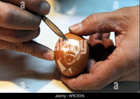 Sculpteur folk chinois Kang Yongguo sculpte le portrait du président américain Barack Obama sur la coquille d'un oeuf de poule dans son atelier à Shenyang city, pas de Banque D'Images
