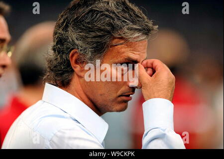 Jose Mourinho, l'entraîneur-chef de l'Inter Milan FC, examine les membres de son équipe en compétition contre Lazio FC en finale de la Super Coupe d'Italie à la nationa Banque D'Images