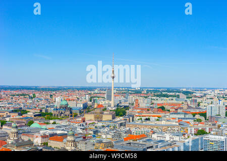 La photo montre la ville de Berlin depuis le Weltballeur avec vue sur Berliner Fernsehturm à Alexander Platz. Banque D'Images