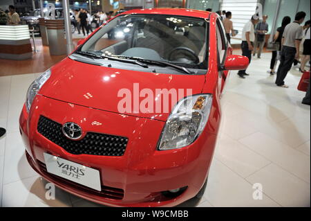 --FILE--une Toyota Yaris est vu sur l'écran lors d'une auto show à Chongqing, Chine, 12 juin 2009. Toyota Motor Corp. cherche à vendre 800 000 véhicules i Banque D'Images